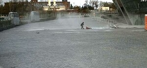 Видеофакт: ребенок чудом выжил при падении стекла на 