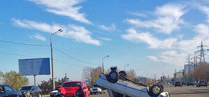 На Набережной перевернулась машина