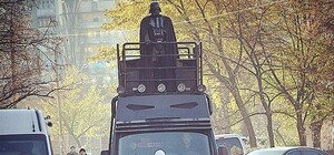 Курьез дня: Дарт Вейдер с компанией ударился головой о дорожный знак
