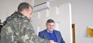 Аты-баты шли солдаты: мэру Северодонецка вручили повестку в армию  [фото]