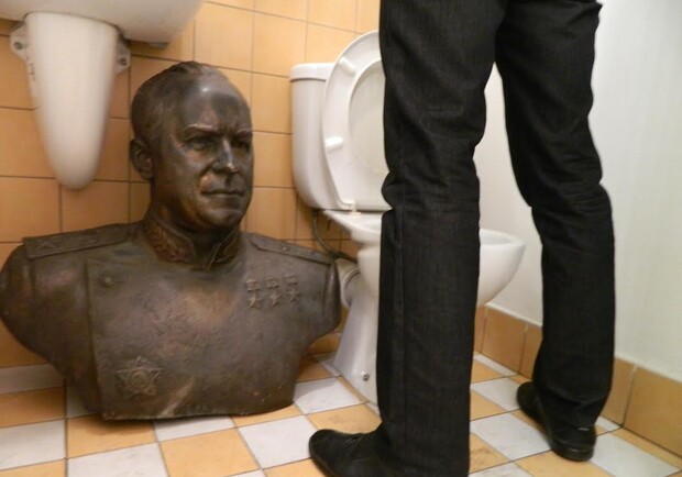 Новость - События - Фотофакт: украденного маршала Жукова нашли в туалете
