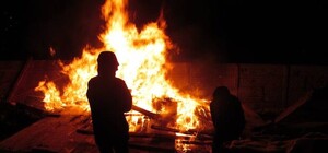 На Радужном киевляне сожгли забор очередной скандальной стройки, пострадал мужчина