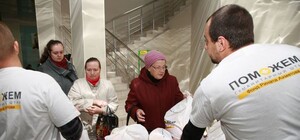 Ахметов усиливает гуманитарную помощь на Донбассе: в продуктовый набор добавят тушенку и макароны