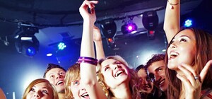 Афиша на выходные в Одессе: открытие катка в Аркадии, бал семейки Адамсов и шаровая вечеринка в популярном клубе