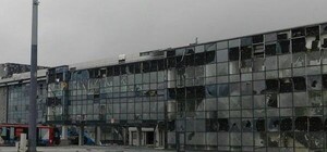Ломать - не строить: в Донецке полностью разрушена взлетно-посадочная полоса
