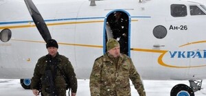 Как все: машина Александра Турчинова попала под обстрел в Песках