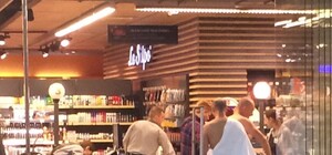 По супермаркету в Днепропетровске разгуливали полуголые парни