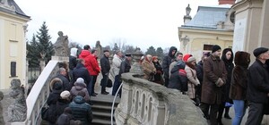 Фотофакт: у Львові тисячі паломників стоять у черзі, щоб поклонитися унікальній реліквії