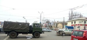 В Одессе военный грузовик не разминулся с легковушкой, образовалась пробка (ФОТО)