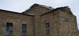 Фотофакт: В Троицком разрушены школа и православная церковь