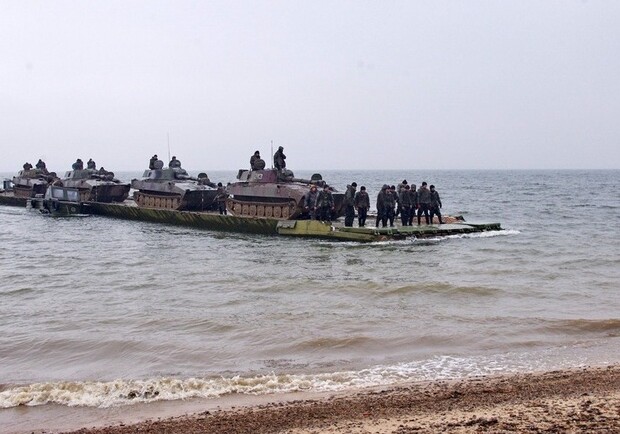 Новость - События - Под Одессой через водоем переправляли танки (ФОТО)