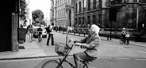 Ніколи не пізно: у Львові навчатимуть дорослих кататися на велосипеді