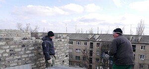 В Луганской области идут ремонтные работы: строители активно восстанавливают крыши, фасады и стены [Фото+Видео]