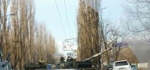 Военная техника давно отведена: но два танка столкнулись на дороге Макеевка-Донецк [Видео]