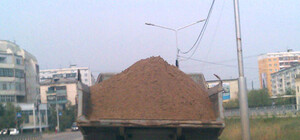 Фотофакт: под Симферополем перевернулся грузовик с песком