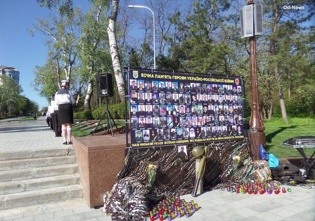 Мемориальный стенд с фотографиями погибших в зоне АТО. Фото:od-news.com
