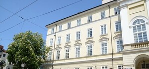 У мерії думають що посадити біля  Ратуші та закликають львів'ян до обговорення