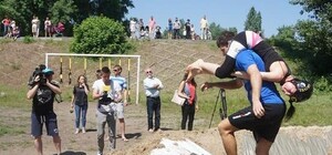 Анна на шее: в Киеве прошел веселый забег с женами на плечах