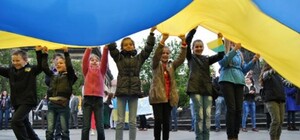 На День Героїв у Львові створили волонтерський живий ланцюг