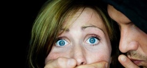 Двое мужчин изнасиловали и ограбили жительницу Днепропетровска