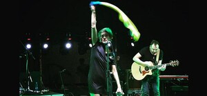 Видео дня: Земфира выступила в Тбилиси с флагом Украины, который привез киевлянин