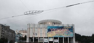 Фотофакт: с Украинского дома убрали огромный баннер