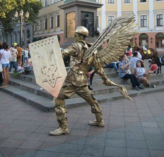Новость - События - В центре города неизвестный напал на живую статую ангела Небесной сотни