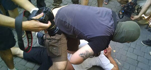 Люди в балаклавах повязали возле 