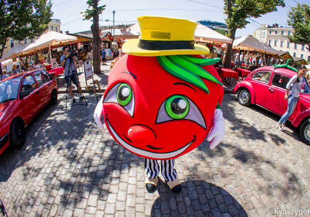 Новость - Досуг и еда - День помидора в Одессе: парад автомобилей и гигантский торт