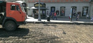 На проспекті Свободи відкопують  історичну бруківку