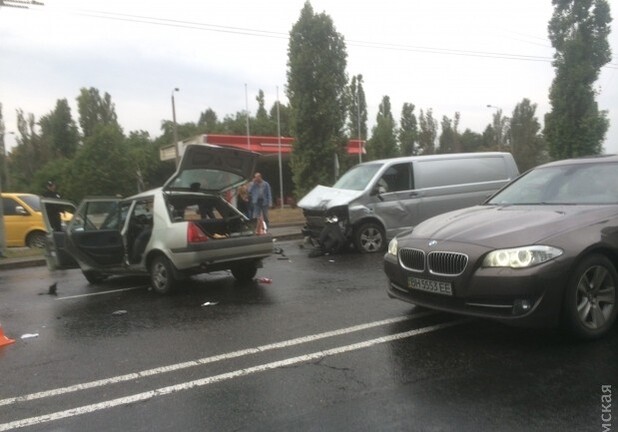 Новость - События - Одесские спасатели вырезали пострадавшего из авто после аварии