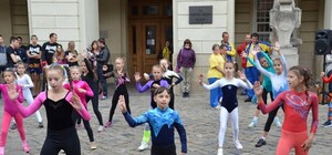 У  Львові перед мерією провели  ранкову зарядку (фото)