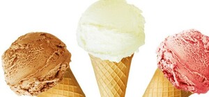 У Львові поліція затримала двох чоловіків, які розбили вуличний холодильник з морозивом