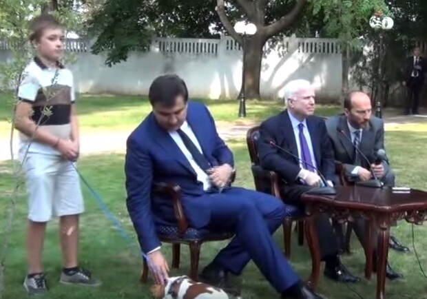 Новость - Люди города - Видео, где Саакашвили играет с собакой, взорвало соцсети