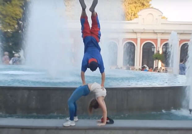 Новость - Спорт - Одесская парочка показала акробатические трюки в центре города