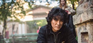 Цой жив: двойник известного музыканта гуляет по Одессе