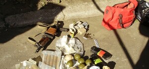 Одесситка наткнулась на автомат и боеприпасы в мусорном баке