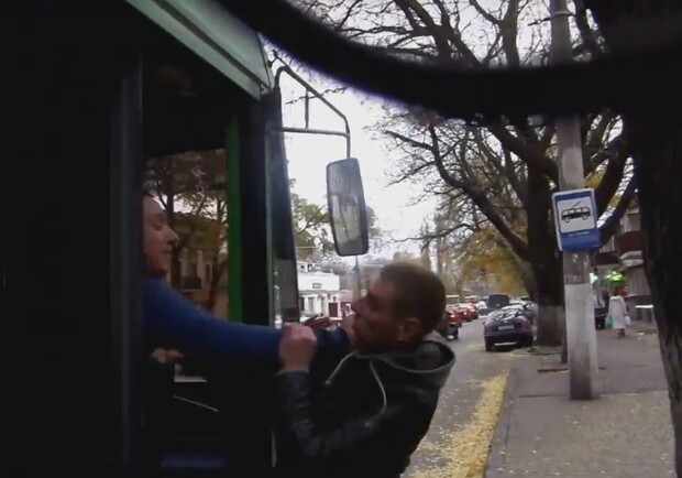 Новость - События - В Одессе обиженный пасссажир троллейбуса затеял драку с водителем