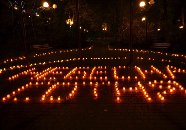 Новость - События - Одесситы возле Дюка зажгли тысячи свечей в память о Небесной Сотне