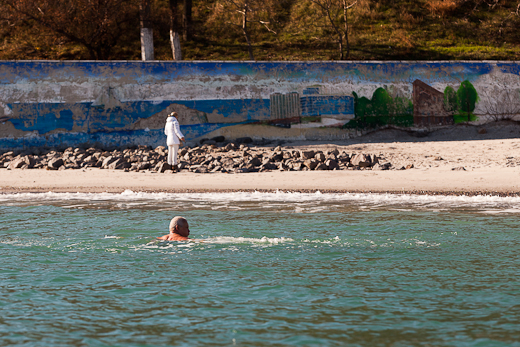 Новость - События - Не купальный сезон: одесским спасателям пришлось вытаскивать на берег пенсионера-моржа