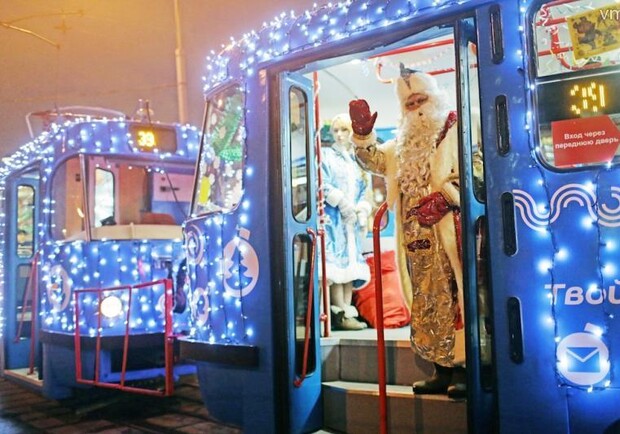 В праздничном трамвае можно будет пообщаться с Дедом Морозом и Снегурочкой. Фото:files.vm.ru