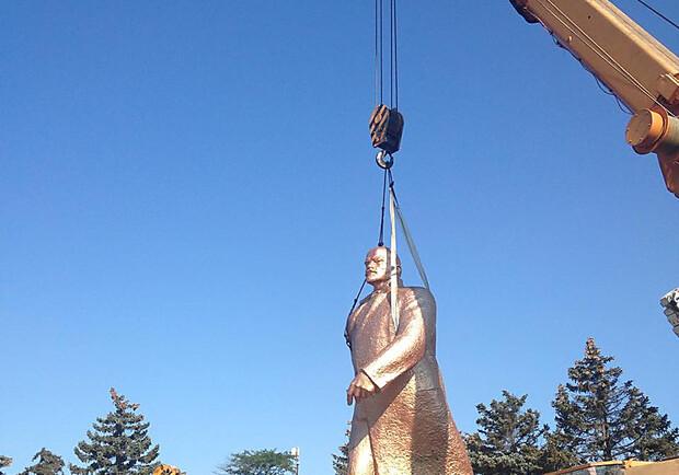 Демонтаж памятника Ленину в Черноморске. Фото: news.pn