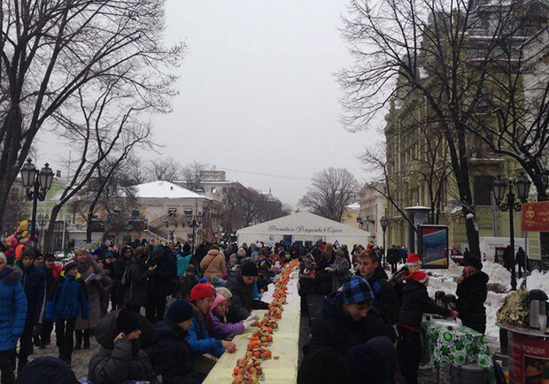 В Одессе для детей накрыли стол. Фото:7kanal.com.ua