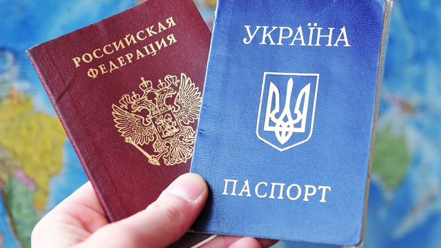 Женщина достала два паспорта на паспортном контроле. Фото: image.zn.ua
