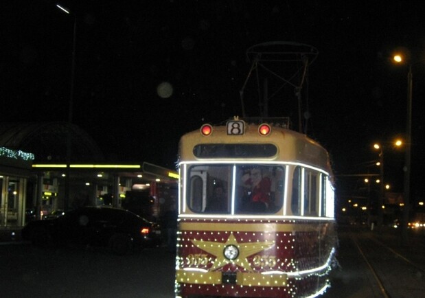 Одесситы могут прокатиться на праздничном трамвае и послушать рождественские песни. Фото: trassae95.com