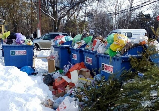 Новость - События - Из-за снегопада в Одессе не могут вывезти мусор