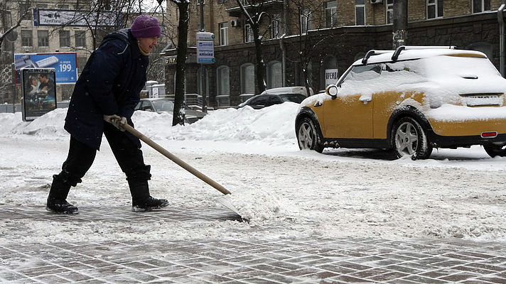 Лучше убирать снег вовремя. Фото: ru.golos.ua