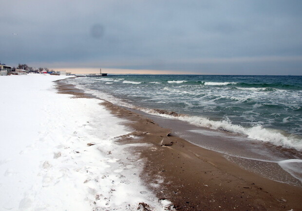 Новость - События - Одесские пляжи покрылись снежным слоем: посмотри на прекрасное море