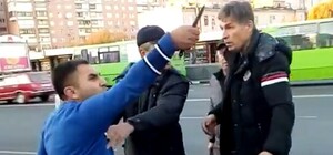 На Гагарина водитель маршрутки с ножом угрожал владельцу Lexus, заблокировавшему остановку [Видео 18+]