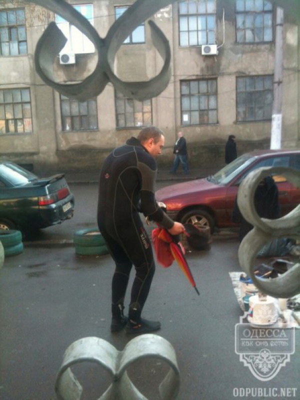Мужчина ходил в таком виде по рынку. Фото: Одесский паблик